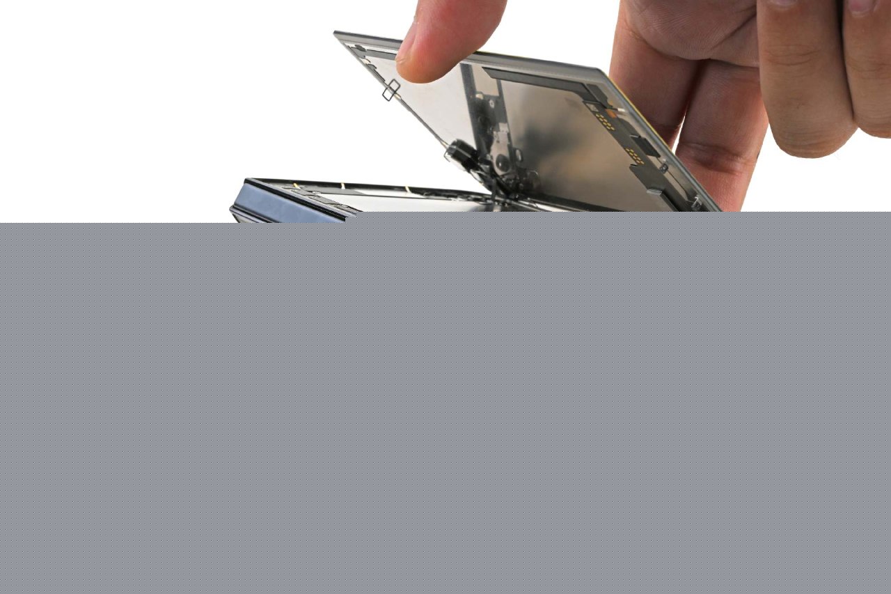 iFixit_拆解_iPhone_Duo：纳米纹理层靠散射遮盖折痕，推测屏幕开裂与铰链下沉不到位有关 图1